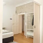 Spacious 3br At Schillerkiez - Groups & Families Berlijn