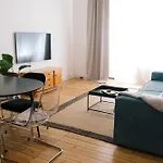 Spacious 3br At Schillerkiez - Groups & Families